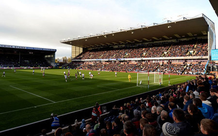 邓涵文因经济保障和新东家前景决定离开武汉三镇，加盟云南玉昆，成为球队核心球员。