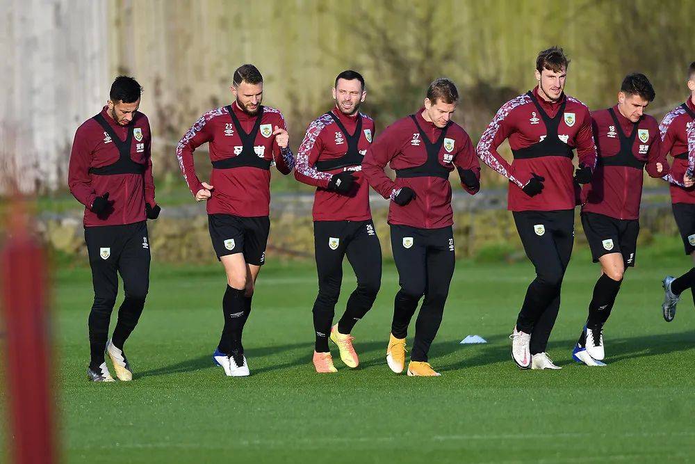 詹姆斯5中0一分未得，里夫斯扛起进攻大旗，首节湖人领先