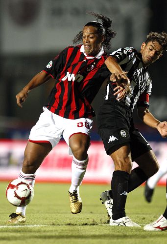 球星晒更衣室照，队内氛围引关注