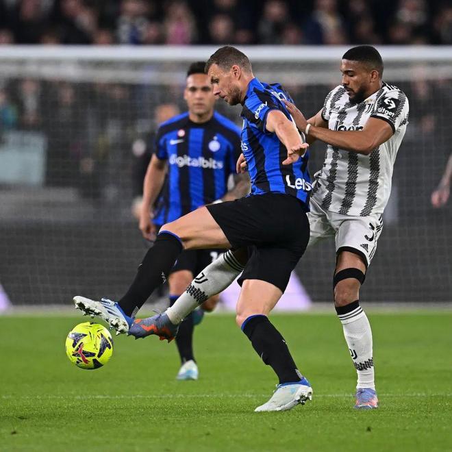 汉堡vs斯图加特：洛孔加、卢卡-武什科维奇首发，努贝尔、达希勒出战